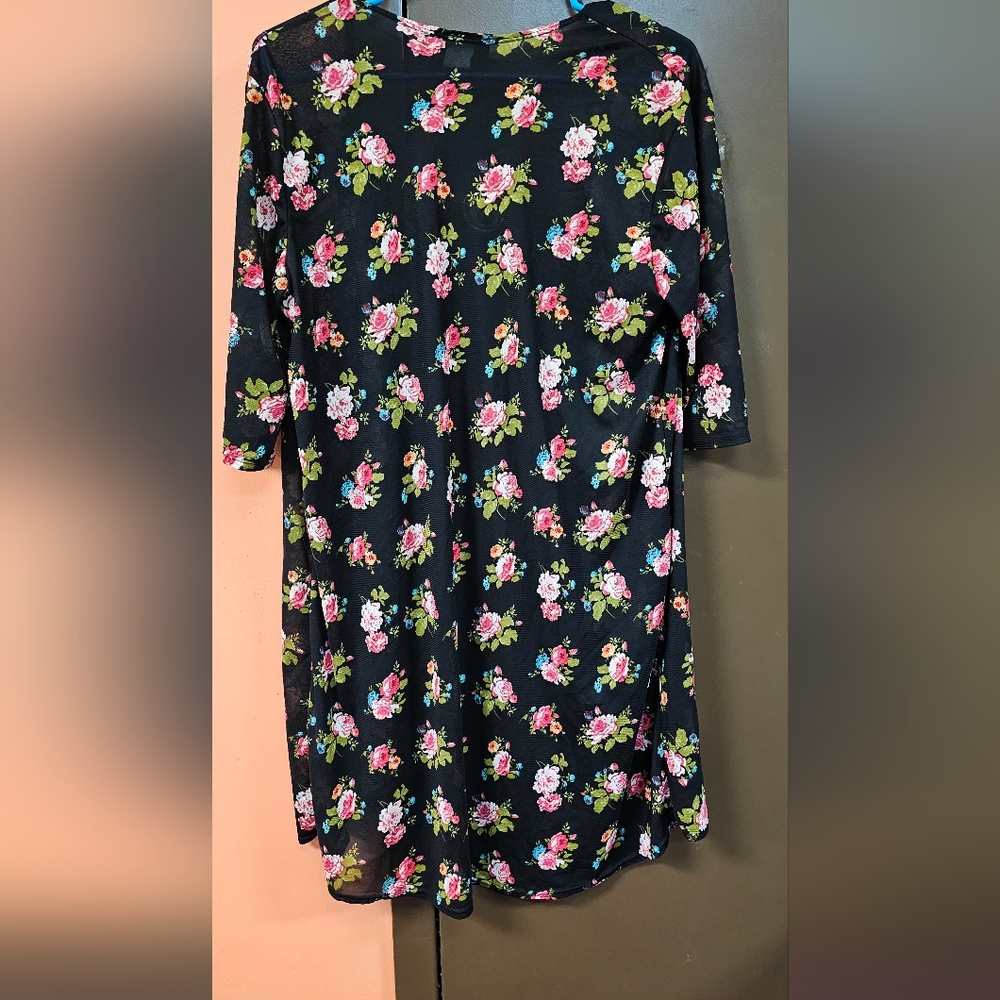 Ladies floral print cardigan size(s). Light weight. Used.